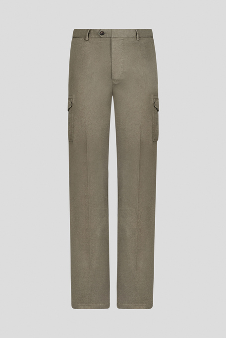 Cargo trousers with double patch pocket in a garment-dyed stretch cotton - Trousers | Pal Zileri shop online